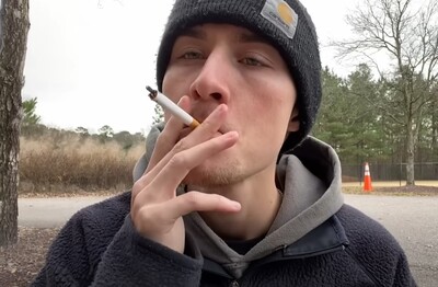 Лечение зависимости от табакокурения в Железногорске-Илимском Мужчина с сигаретой делает затяжку