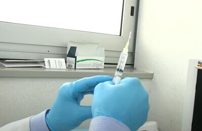 Проведение кодирования Вивитролом в Железногорске-Илимском Шприц с Вивитролом в руках у врача